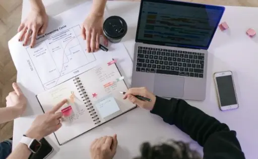 Dos personas planificando acciones y tareas en una reunión de trabajo
